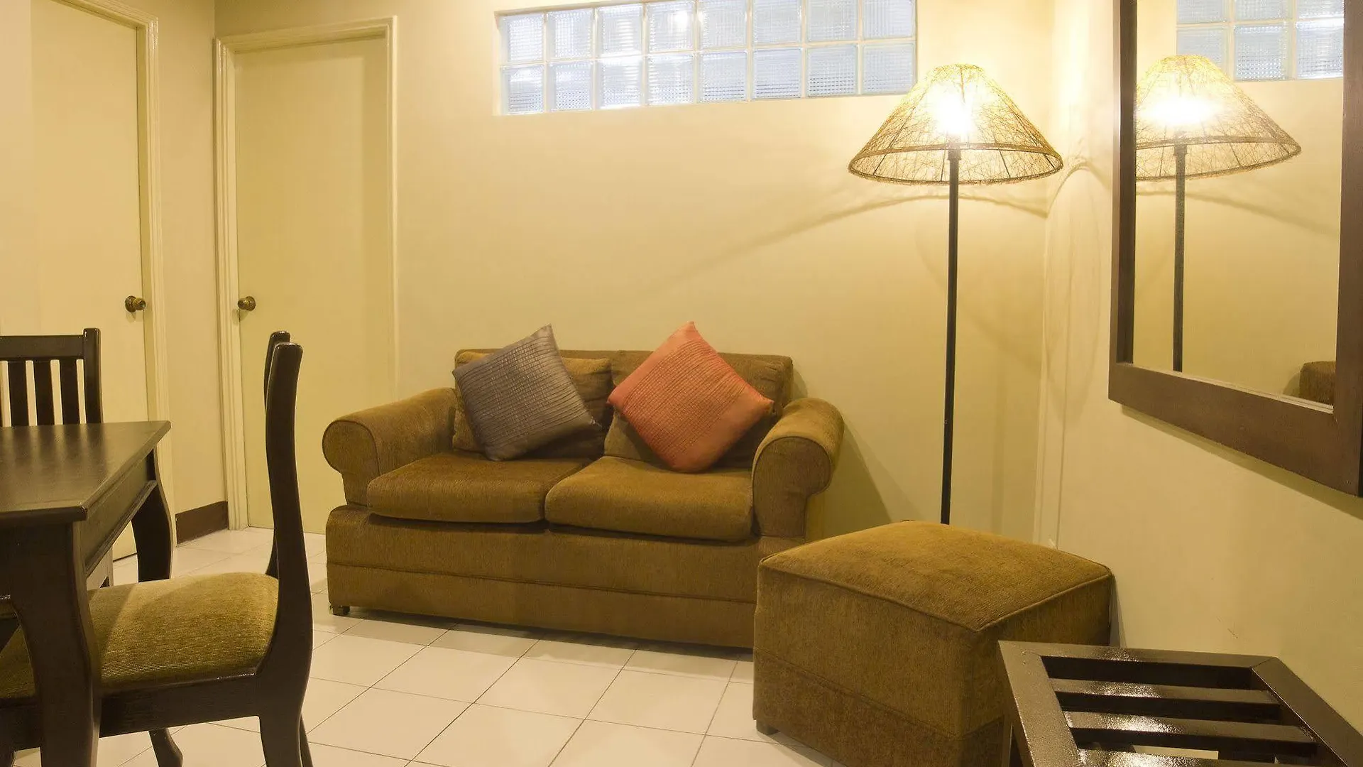 Oyo 103 Artina Suites Hotel Makati City